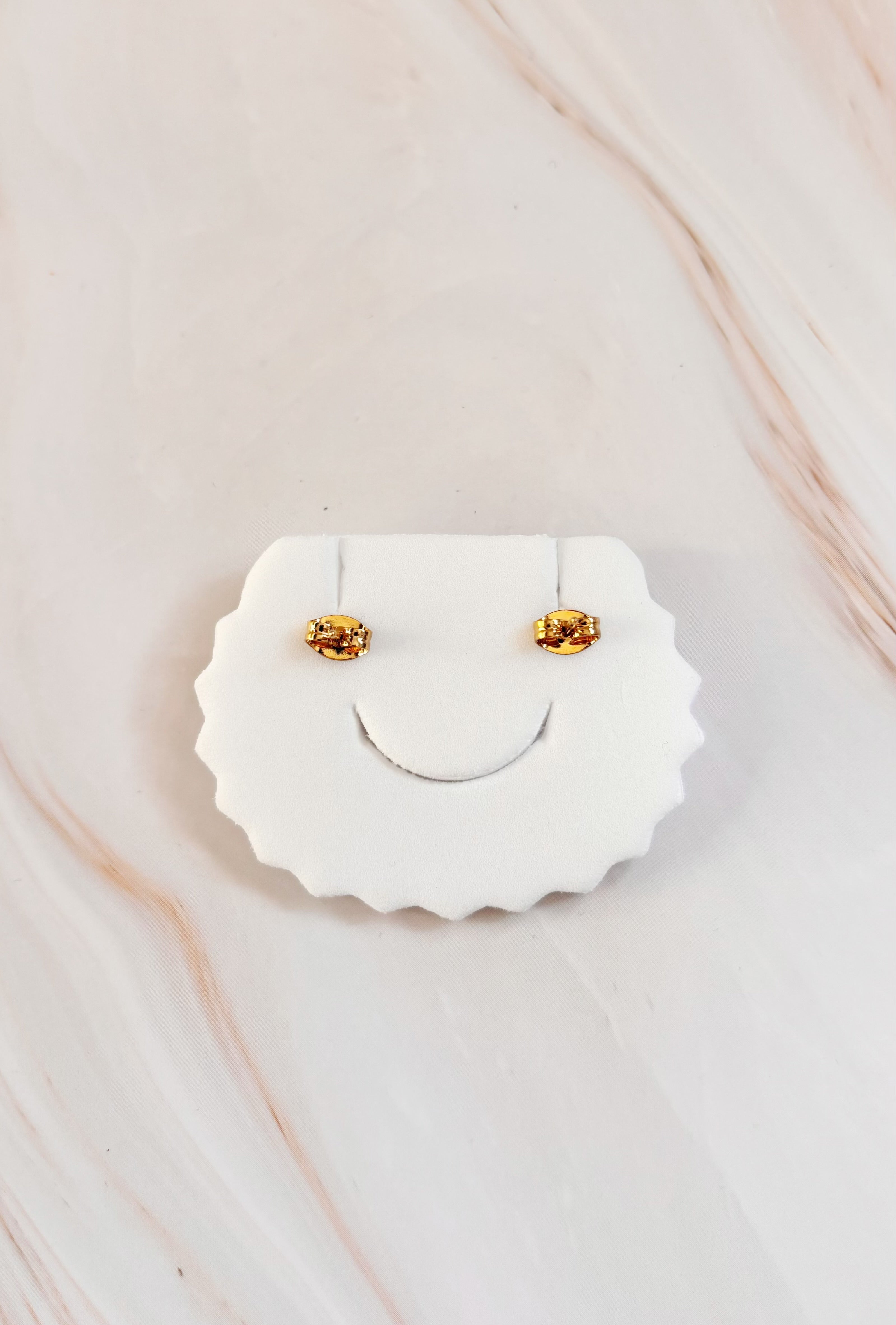 Pendientes Corazón Dorado en Acero Inoxidable - Cierre de Tuerca