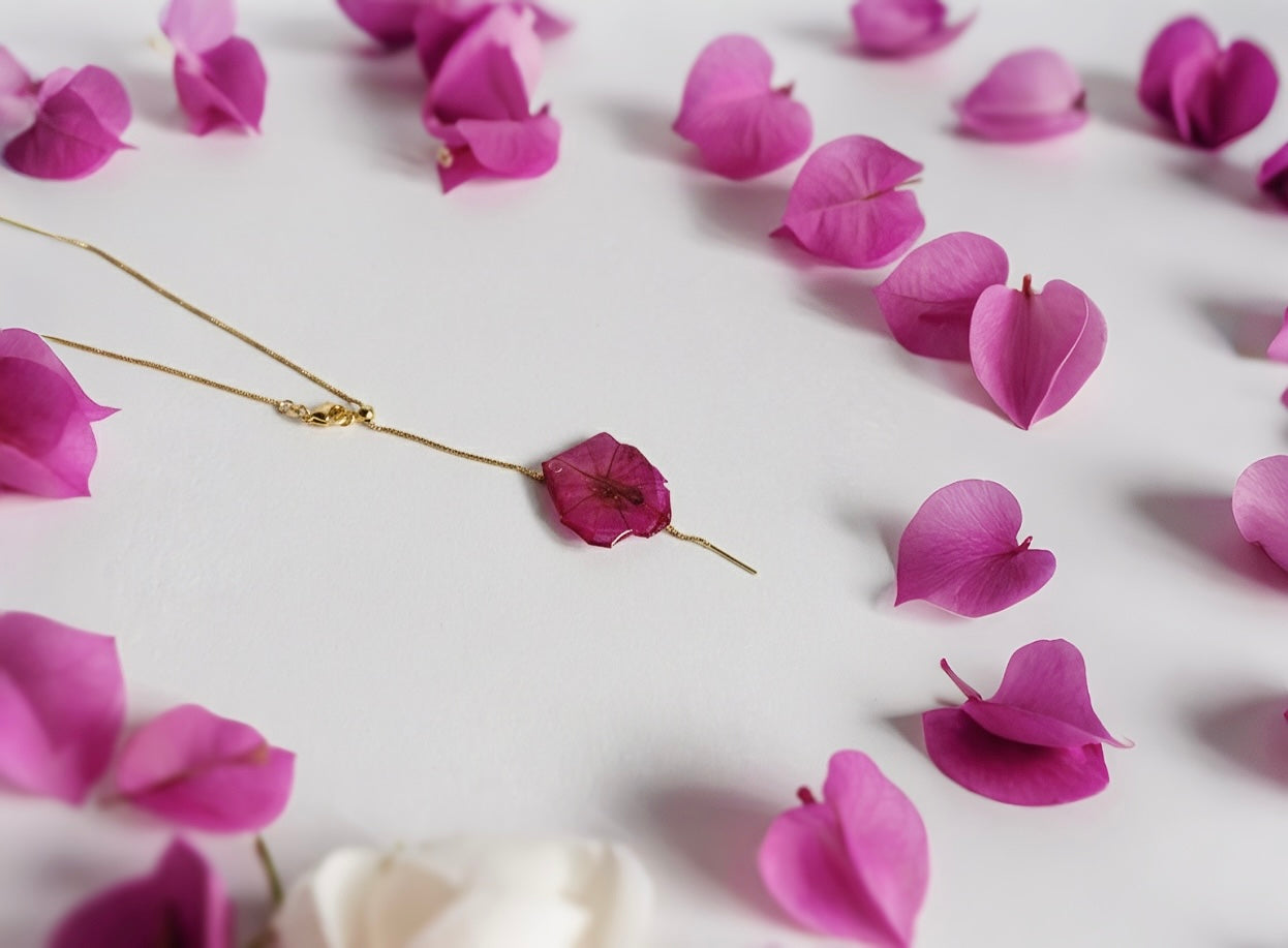 Collar Lariat de Acero Quirúrgico con Flor Natural Preservada Violeta – Elegancia Atemporal