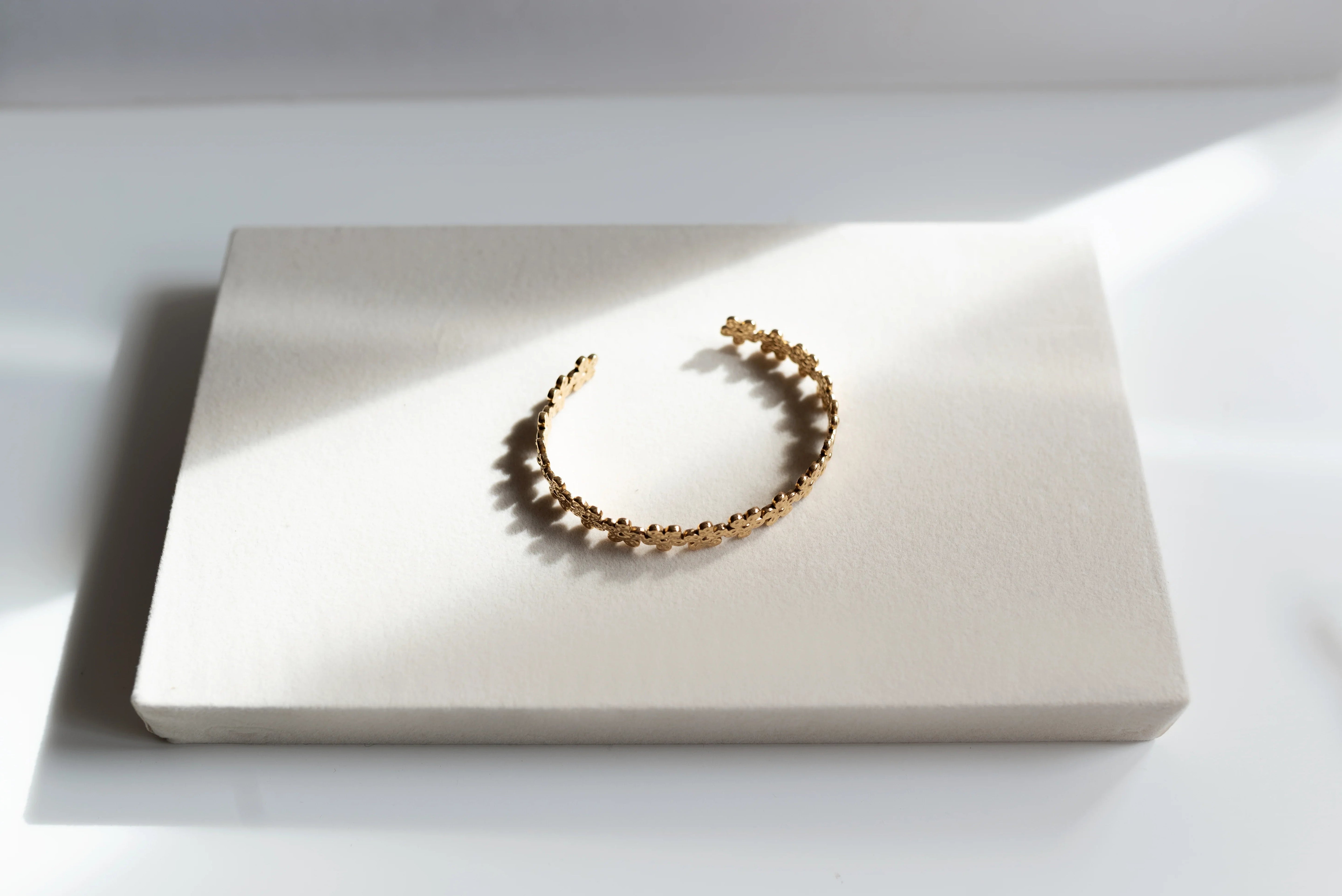 Pulsera Flores "Bloom" con Ion Plating de Larga Duración