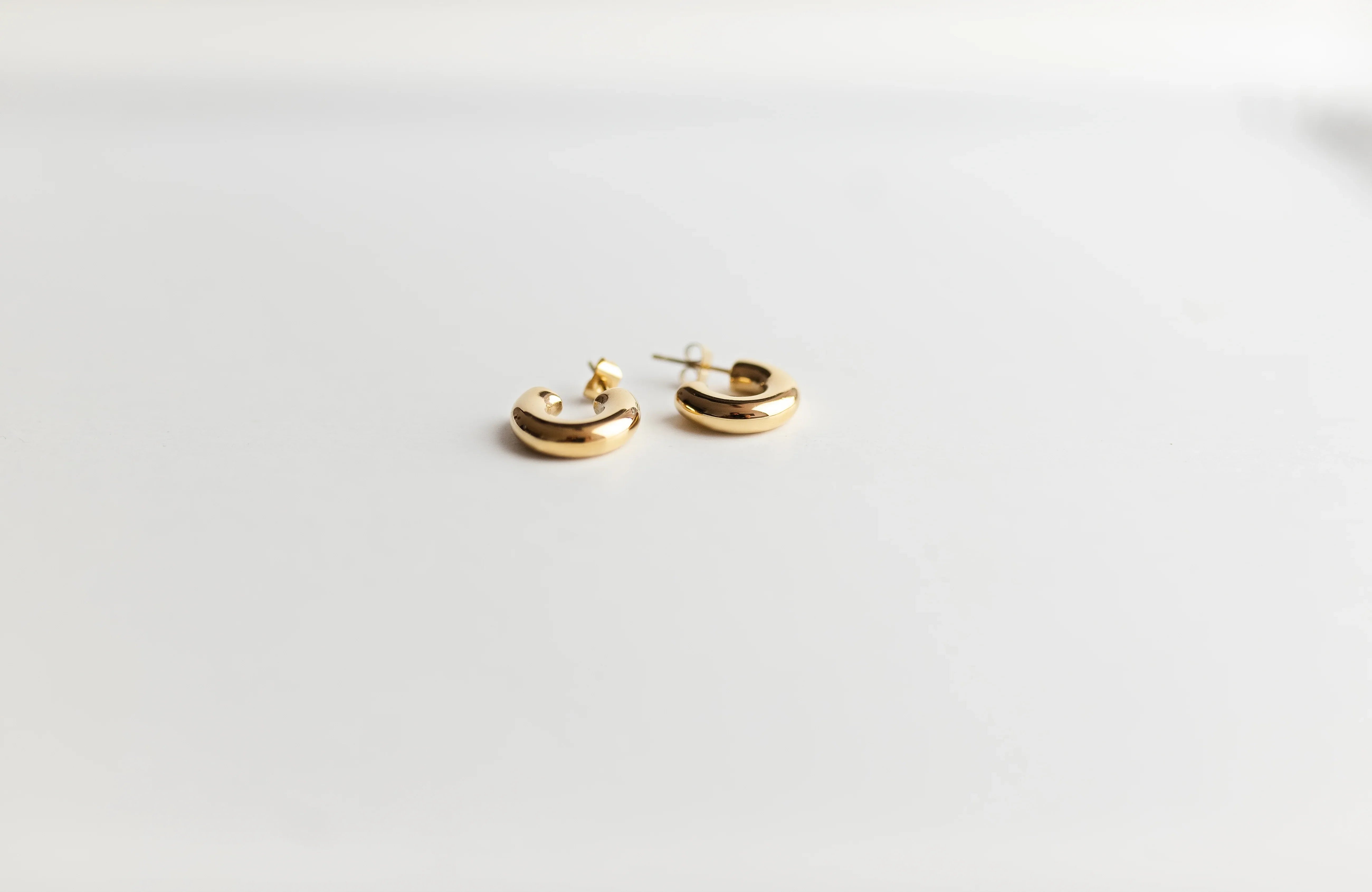Pendientes Mini Aro Abierto (Chunky) en Acero Inoxidable 316L Bañado en Oro 18K
