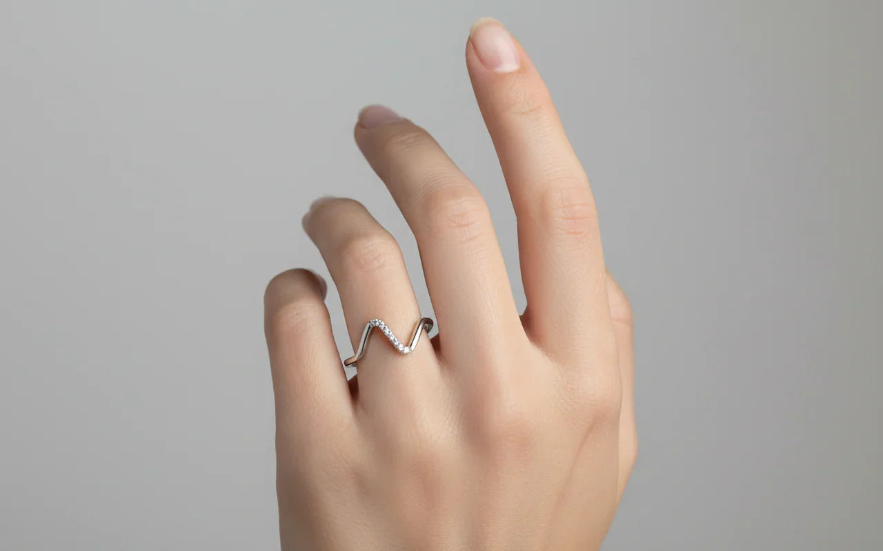 Anillo Onda Acabado Plata - Elegancia en Movimiento