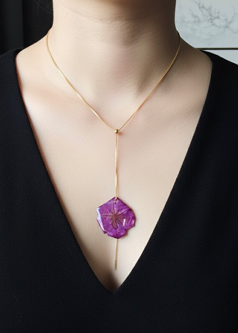 Collar Lariat de Acero Quirúrgico con Flor Natural Preservada Violeta – Elegancia Atemporal