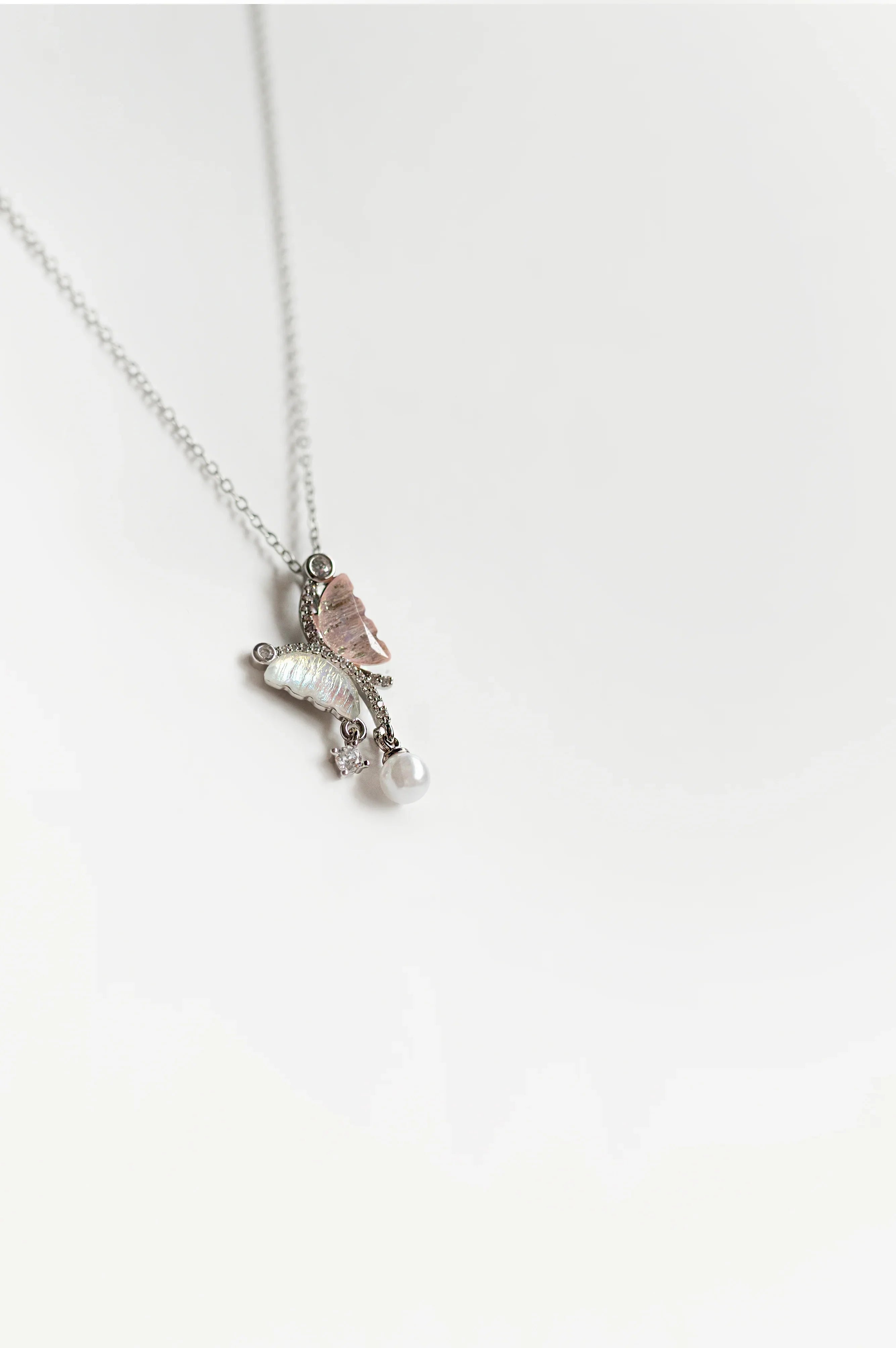Collar Mariposa "Alas de Hada" con Nácar Iridiscente, Circonitas y Perla | Acero Inoxidable 316L