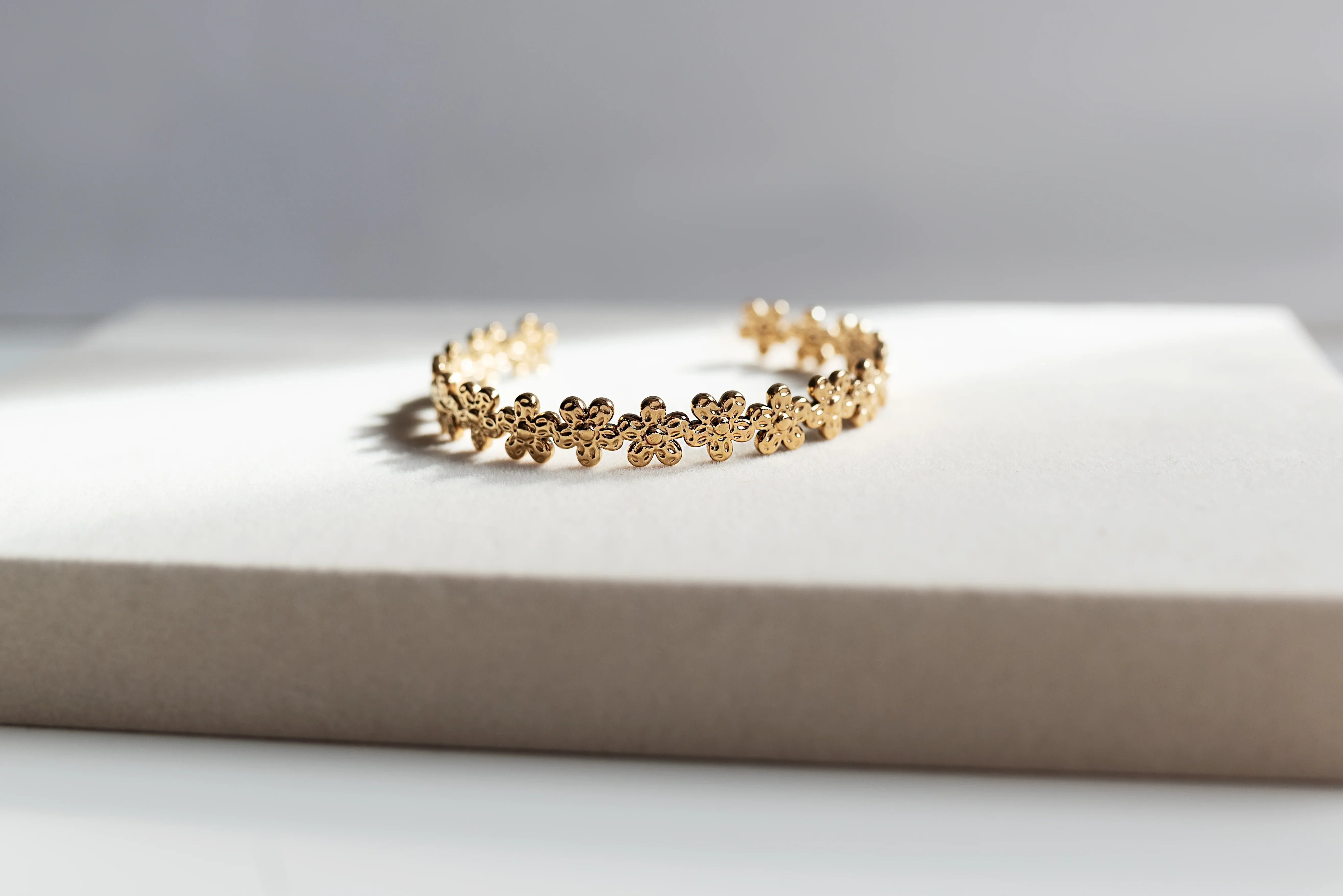 Pulsera Flores "Bloom" con Ion Plating de Larga Duración