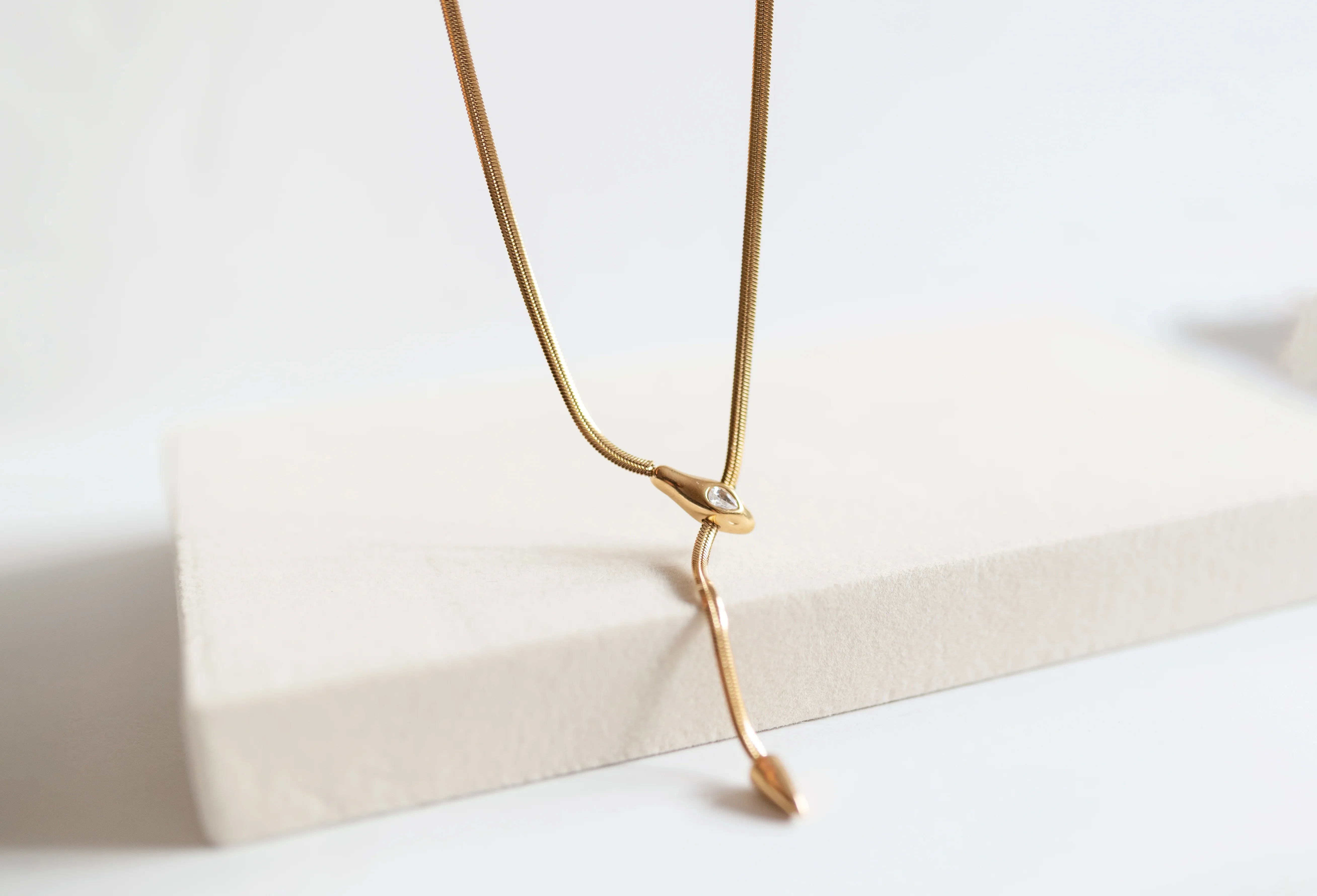 Collar Serpiente Deslizante con Circonita | Diseño Lariat Ajustable Baño Oro 18K