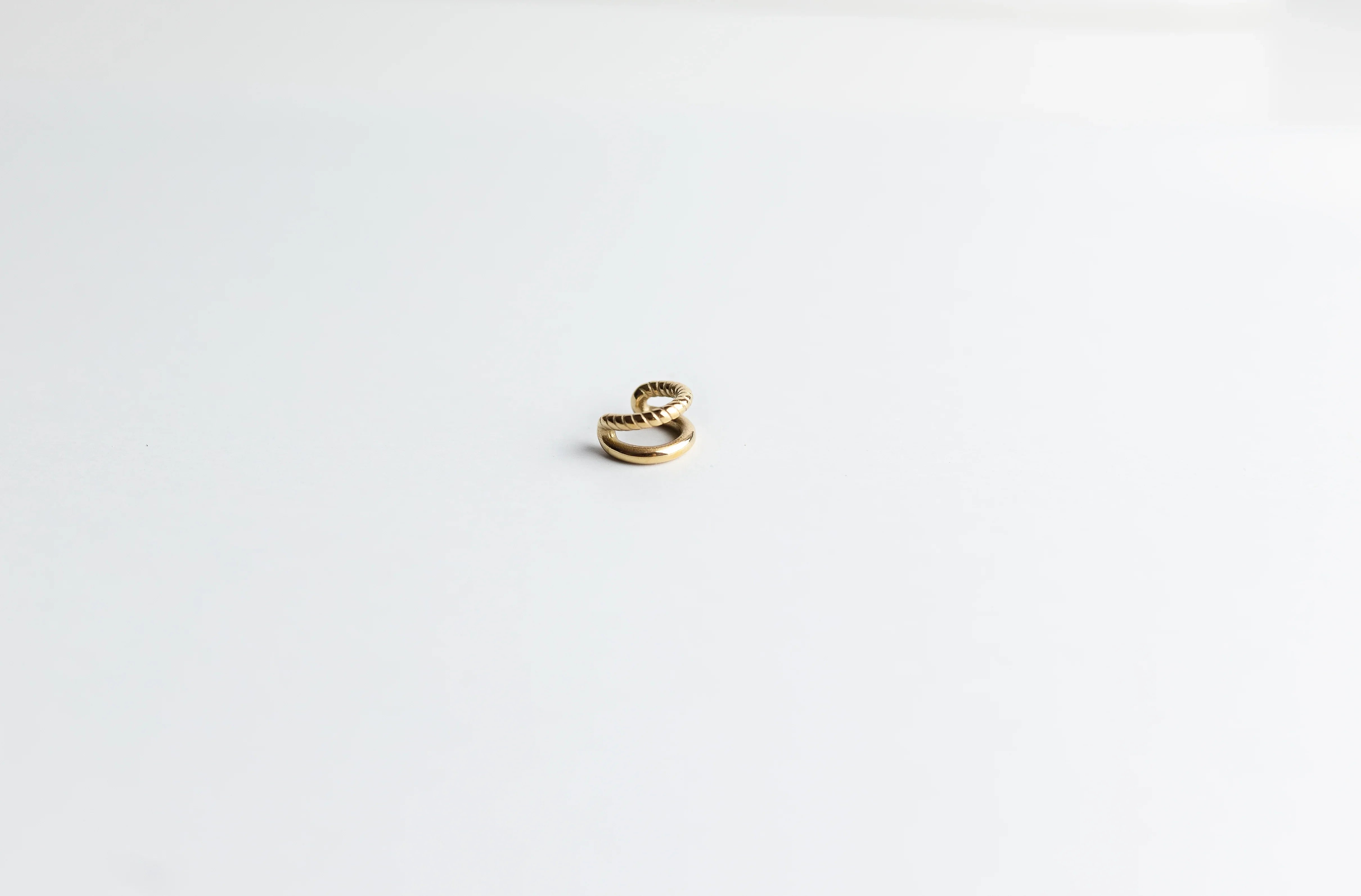 Ear Cuff de Oreja en Espiral con Detalle Estriado | Acero 316L Hipoalergénico