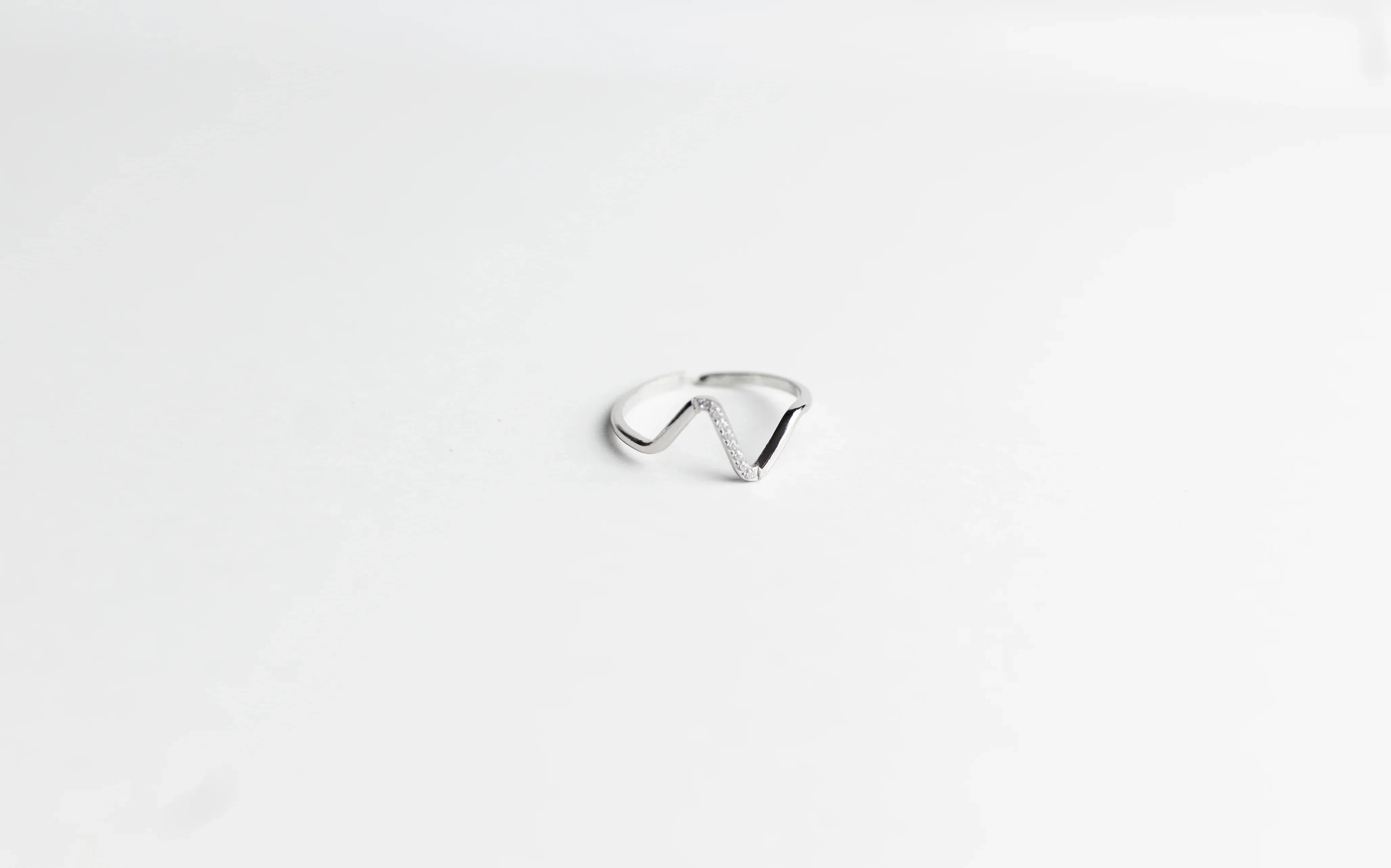 Anillo Onda Acabado Plata - Elegancia en Movimiento